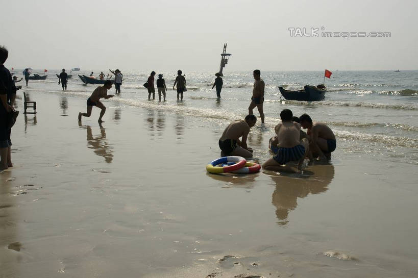 东方人,背部,站,蹲,横图,室外,白天,正面,旅游,度假,海浪,海洋,美景,沙滩,船,中国,亚洲,行人,游客,游人,服装,沙子,海岸,景观,浪花,水平线,辽阔,木船,海平线,沙地,许多人,休闲装,黄种人,娱乐,路人,旅客,衣服,天空,自然,海水,交通工具,天,站着,一群人,享受,休闲,广阔,休闲服,景色,放松,服饰,广西,一望无际,舟,自然风光,载具,海景,东亚,北海,广西壮族自治区,中华人民共和国,桂,华南地区,北海市,北海银滩,无边无际,一马平川,过客,男人,男性,年轻男性,年轻女性,女人,女性,亚洲人,大海,风浪,海,海水的波动,海滩,近岸浪,涌浪,蹲着,站立,彩图,全身,水天相接,水天一线,shzyn1