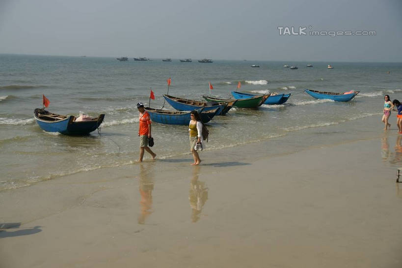 东方人,站,横图,室外,白天,正面,旅游,度假,海浪,海洋,美景,沙滩,船,中国,亚洲,行人,游客,游人,阴影,服装,光线,沙子,影子,海岸,景观,浪花,水平线,辽阔,木船,海平线,沙地,许多人,休闲装,黄种人,娱乐,路人,旅客,衣服,蓝色,蓝天,天空,阳光,自然,海水,交通工具,天,站着,一群人,享受,休闲,广阔,休闲服,景色,放松,服饰,晴朗,广西,一望无际,舟,自然风光,载具,海景,东亚,北海,万里无云,广西壮族自治区,中华人民共和国,桂,华南地区,北海市,北海银滩,无边无际,一马平川,过客,男人,男性,年轻男性,年轻女性,女人,女性,亚洲人,大海,风浪,海,海水的波动,海滩,近岸浪,涌浪,晴空,晴空万里,站立,彩图,全身,水天相接,水天一线,shzyn1