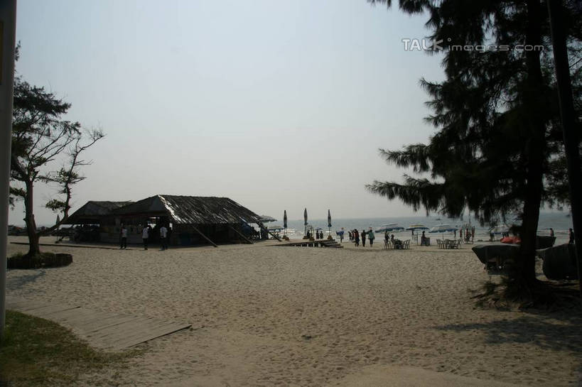 东方人,家,站,横图,室外,白天,正面,旅游,度假,海浪,海洋,美景,沙滩,植物,船,中国,亚洲,行人,游客,游人,服装,沙子,房屋,屋子,海岸,景观,浪花,水平线,辽阔,木船,海平线,沙地,许多人,休闲装,黄种人,娱乐,楼房,路人,旅客,住宅,树,树木,衣服,蓝色,绿色,蓝天,天空,自然,海水,交通工具,天,站着,一群人,享受,休闲,广阔,休闲服,景色,放松,服饰,生长,晴朗,成长,广西,一望无际,舟,自然风光,载具,海景,东亚,北海,万里无云,广西壮族自治区,中华人民共和国,桂,华南地区,北海市,北海银滩,无边无际,一马平川,过客,男人,男性,年轻男性,年轻女性,女人,女性,亚洲人,大海,风浪,海,海水的波动,海滩,近岸浪,涌浪,晴空,晴空万里,站立,彩图,全身,房子,水天相接,水天一线,shzyn1