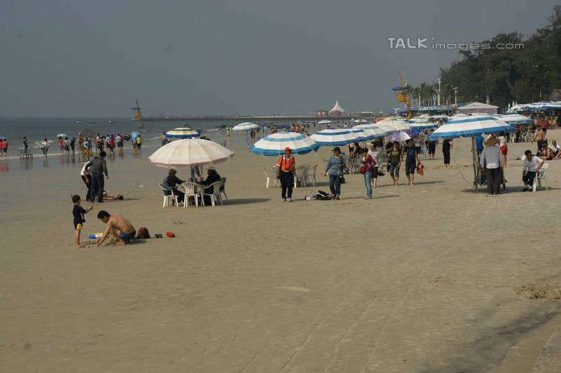 东方人,站,横图,室外,白天,正面,旅游,度假,海浪,海洋,美景,沙滩,植物,船,中国,亚洲,行人,游客,游人,阴影,服装,光线,伞,沙子,影子,雨伞,遮阳伞,海岸,景观,浪花,水平线,辽阔,木船,海平线,沙地,许多人,休闲装,黄种人,娱乐,阳伞,路人,旅客,树,树木,衣服,蓝色,绿色,蓝天,天空,阳光,自然,海水,交通工具,天,站着,一群人,享受,休闲,广阔,休闲服,景色,放松,服饰,生长,晴朗,成长,广西,一望无际,太阳伞,舟,自然风光,载具,海景,东亚,北海,万里无云,广西壮族自治区,中华人民共和国,桂,华南地区,北海市,北海银滩,无边无际,一马平川,过客,男人,男性,年轻男性,年轻女性,女人,女性,亚洲人,大海,风浪,海,海水的波动,海滩,近岸浪,涌浪,晴空,晴空万里,站立,彩图,全身,水天相接,水天一线,shzyn1