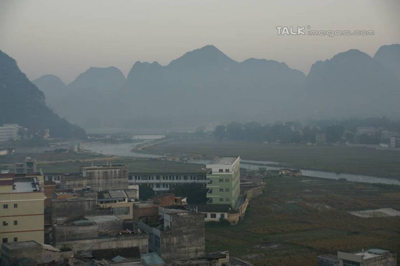 无人,家,横图,俯视,航拍,室外,白天,旅游,度假,美景,日落,山,山脉,植物,中国,亚洲,房屋,屋子,景观,山峰,晚霞,霞光,落日,公寓,山峦,娱乐,洋房,楼房,住宅,树,树木,绿色,自然,黄昏,群山,享受,休闲,景色,彩霞,放松,生长,成长,广西,鸟瞰,自然风光,东亚,广西壮族自治区,中华人民共和国,桂,华南地区,百色,百色市,夕照,薄暮,夕阳,彩图,高角度拍摄,傍晚,房子,湖润镇,靖西县,通灵大峡谷,新灵村,斜阳,shzyn1