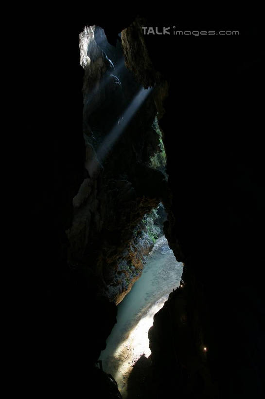 无人,竖图,室内,白天,正面,旅游,度假,石头,美景,峡谷,植物,中国,亚洲,阴影,光线,石子,影子,洞,景观,山谷,娱乐,树,树木,绿色,阳光,自然,享受,休闲,景色,放松,洞穴,生长,成长,广西,岩层,自然风光,东亚,穴,广西壮族自治区,中华人民共和国,桂,华南地区,百色,百色市,石块,岩石,彩图,湖润镇,靖西县,通灵大峡谷,新灵村,shzyn1