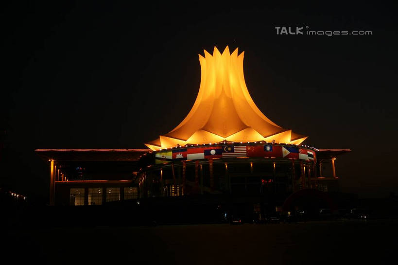 无人,高楼大厦,横图,彩色,室外,夜晚,仰视,度假,美景,城市风光,标志建筑,城市,大厦,地标,建筑,摩天大楼,霓虹灯,夜景,中国,亚洲,阴影,光线,影子,景观,灯光,七彩,娱乐,光源,建设,霓虹,灯,享受,休闲,橙色,景色,放松,广西,照明设备,东亚,南宁,广西壮族自治区,首府,中华人民共和国,桂,华南地区,南宁市,南宁国际会展中心,氖灯,彩图,低角度拍摄,大楼,高层建筑,高楼,摩天楼,shzyn1