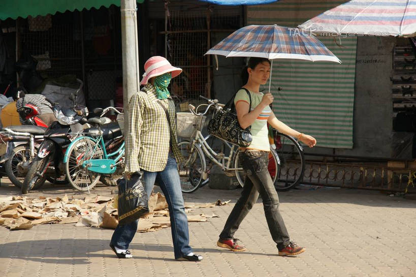 东方人,两个人,家,走,横图,室外,白天,侧面,度假,美景,城市风光,城市,帽子,越南,亚洲,握,阴影,服装,光线,伞,影子,雨伞,遮阳伞,房屋,屋子,景观,拿,拿着,休闲装,黄种人,娱乐,阳伞,楼房,住宅,衣服,阳光,遮阳帽,享受,休闲,休闲服,景色,放松,握着,服饰,东南亚,太阳伞,芒街,越南社会主义共和国,广宁省,年轻女性,女人,女性,亚洲人,步行,散步,走路,彩图,全身,房子,芒街市,shzyn1