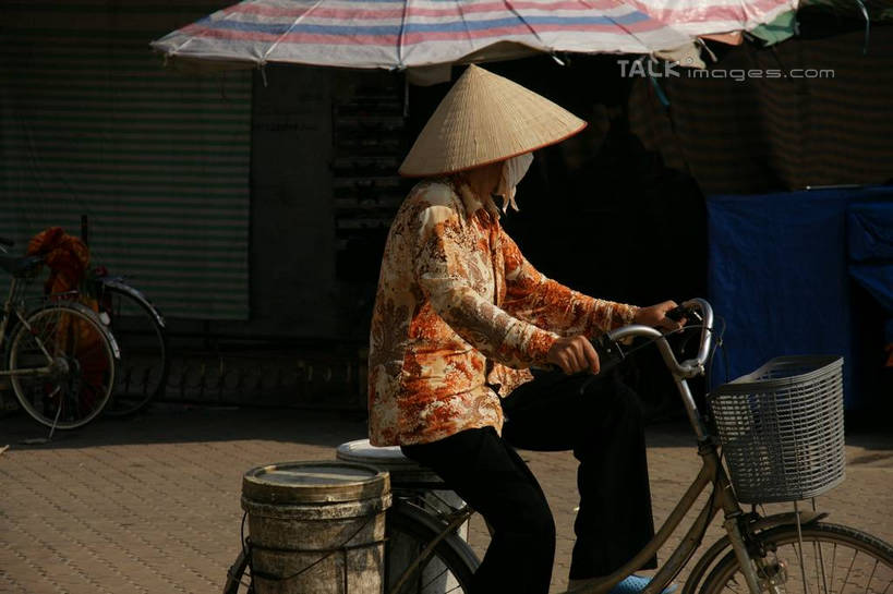 东方人,一个人,坐,横图,室外,白天,侧面,度假,美景,城市风光,城市,自行车,帽子,越南,亚洲,仅一个女性,仅一个人,一辆,握,阴影,服装,光线,草帽,伞,影子,雨伞,遮阳伞,景观,休闲装,黄种人,娱乐,阳伞,车,脚踏车,骑,衣服,阳光,交通工具,仅一个中年女性,骑车,享受,休闲,休闲服,景色,放松,握着,服饰,东南亚,太阳伞,载具,芒街,越南社会主义共和国,广宁省,女人,女性,中年女性,亚洲人,坐着,半身,彩图,芒街市,shzyn1