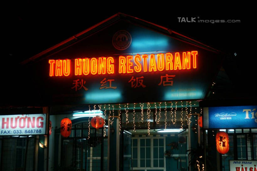 无人,餐厅,横图,彩色,室外,夜晚,正面,度假,美景,城市风光,城市,霓虹灯,夜景,越南,亚洲,阴影,光线,英文,标志,灯笼,文字,影子,纸灯笼,字符,字母,景观,灯光,七彩,娱乐,光源,标识,霓虹,灯,享受,休闲,景色,放松,东南亚,英文字母,照明设备,芒街,越南社会主义共和国,氖灯,广宁省,彩图,餐馆,饭店,饭馆,芒街市,shzyn1