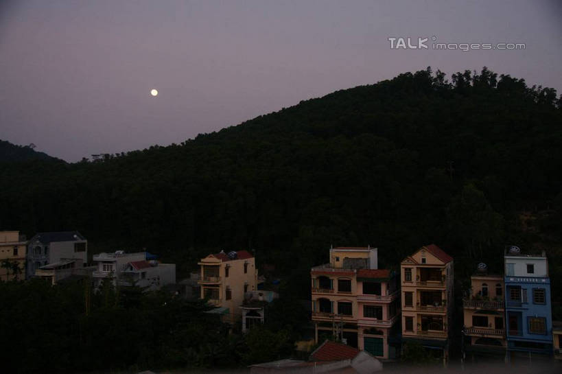 无人,家,横图,俯视,航拍,室外,白天,度假,美景,日落,森林,山,山脉,树林,植物,城市风光,城市,越南,亚洲,房屋,屋子,景观,山峰,晚霞,霞光,落日,山峦,首都,娱乐,楼房,住宅,树,树木,绿色,自然,黄昏,群山,享受,休闲,景色,彩霞,放松,东南亚,生长,成长,鸟瞰,河内,越南社会主义共和国,百花春城,夕照,薄暮,夕阳,彩图,高角度拍摄,傍晚,房子,斜阳,shzyn1