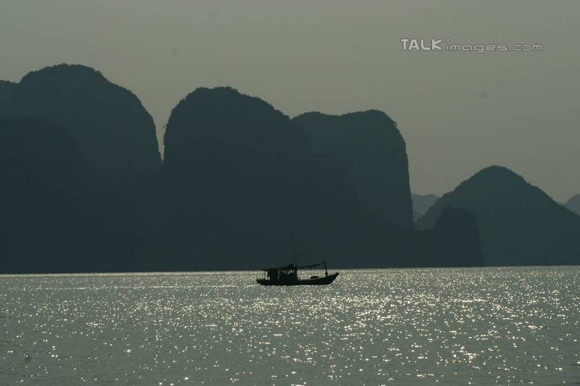 无人,横图,室外,白天,正面,旅游,度假,海浪,海洋,美景,山,山脉,船,越南,亚洲,一艘,阴影,波纹,光线,影子,景观,浪花,山峰,木船,涟漪,山峦,娱乐,倒影,水纹,天空,阳光,自然,海水,交通工具,波浪,群山,天,享受,休闲,景色,放松,东南亚,倒映,舟,自然风光,载具,海景,下龙湾,越南社会主义共和国,水晕,自然遗产,广宁省,反照,大海,风浪,海,海水的波动,近岸浪,涌浪,彩图,shzyn1