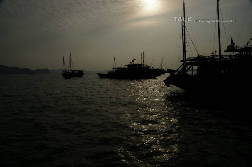 无人,横图,室外,白天,正面,旅游,度假,海浪,海洋,美景,日落,船,越南,亚洲,阴影,波纹,光线,影子,景观,浪花,晚霞,霞光,落日,木船,涟漪,娱乐,倒影,水纹,阳光,自然,海水,黄昏,交通工具,波浪,享受,休闲,景色,彩霞,放松,东南亚,倒映,舟,自然风光,载具,海景,下龙湾,越南社会主义共和国,水晕,自然遗产,广宁省,夕照,反照,薄暮,大海,风浪,海,海水的波动,近岸浪,涌浪,夕阳,彩图,傍晚,斜阳,shzyn1