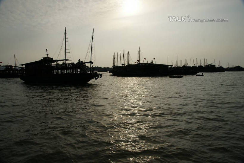 无人,横图,室外,白天,正面,旅游,度假,海浪,海洋,美景,日落,船,越南,亚洲,阴影,波纹,光线,影子,景观,浪花,晚霞,霞光,落日,木船,涟漪,娱乐,倒影,水纹,阳光,自然,海水,黄昏,交通工具,波浪,享受,休闲,景色,彩霞,放松,东南亚,倒映,舟,自然风光,载具,海景,下龙湾,越南社会主义共和国,水晕,自然遗产,广宁省,夕照,反照,薄暮,大海,风浪,海,海水的波动,近岸浪,涌浪,夕阳,彩图,傍晚,斜阳,shzyn1