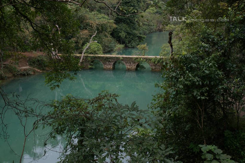 无人,横图,俯视,室外,白天,旅游,度假,河流,石头,美景,森林,树林,水,植物,中国,亚洲,石子,河水,景观,水流,桥,娱乐,石桥,拱桥,栈桥,树,树木,绿色,倒影,自然,享受,休闲,景色,放松,拱形,生长,成长,人行桥,石拱桥,倒映,自然风光,东亚,贵州,贵州省,中华人民共和国,荔波大小七孔,黔,西南地区,黔南,黔南州,黔南布依族苗族自治州,反照,石块,彩图,高角度拍摄,大小七孔,荔波,荔波县,荔波小七孔,shzyn1
