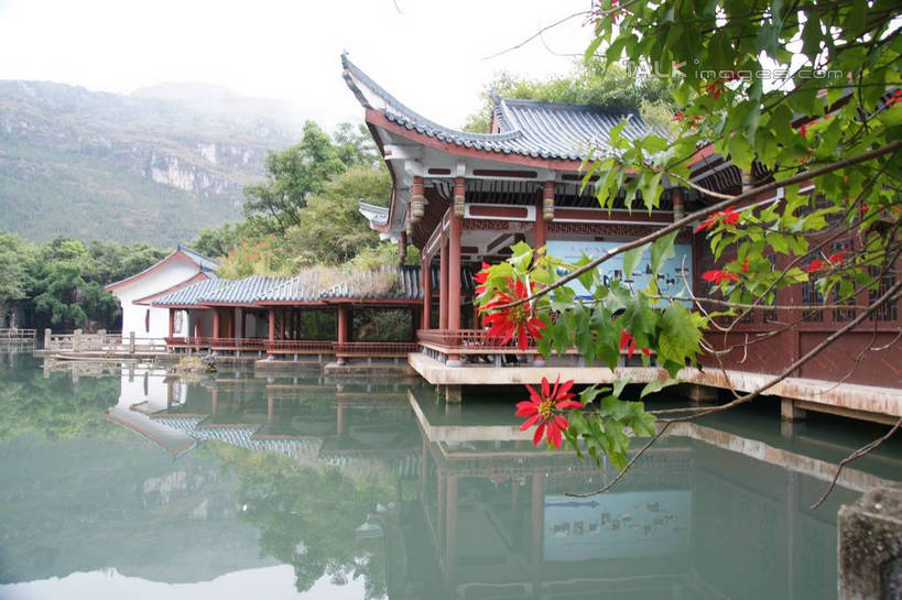 无人,家,横图,室外,白天,正面,旅游,度假,河流,石头,美景,森林,树林,水,植物,黄果树瀑布,中国,亚洲,盛开,石子,房屋,屋子,河水,景观,水流,花蕾,娱乐,楼房,住宅,花,花瓣,花朵,鲜花,树,树木,红色,绿色,倒影,天空,自然,天,花苞,花蕊,享受,休闲,景色,放松,生长,成长,倒映,自然风光,东亚,贵州,贵州省,安顺,中华人民共和国,安顺市,黔,西南地区,天星桥,反照,黄果树大瀑布,石块,岩石,彩图,房子,天星桥景区,镇宁布依族苗族自治县,镇宁县,shzyn1