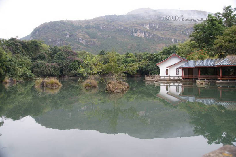 无人,家,横图,室外,白天,正面,旅游,度假,河流,石头,美景,森林,树林,水,植物,黄果树瀑布,中国,亚洲,石子,房屋,屋子,河水,景观,水流,娱乐,楼房,住宅,树,树木,绿色,倒影,天空,自然,天,享受,休闲,景色,放松,生长,成长,倒映,自然风光,东亚,贵州,贵州省,安顺,中华人民共和国,安顺市,黔,西南地区,天星桥,反照,黄果树大瀑布,石块,岩石,彩图,房子,天星桥景区,镇宁布依族苗族自治县,镇宁县,shzyn1