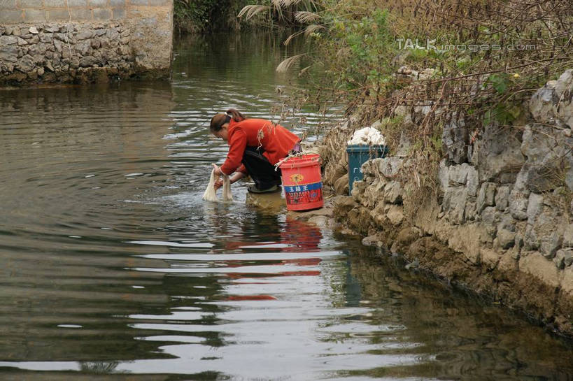 东方人,一个人,蹲,横图,室外,白天,侧面,旅游,度假,草地,草坪,河流,石头,美景,水,植物,中国,亚洲,仅一个女性,仅一个人,弯腰,波纹,服装,石子,河水,景观,水流,涟漪,休闲装,黄种人,娱乐,草,衣服,红色,绿色,倒影,水纹,自然,波浪,仅一个中年女性,享受,休闲,休闲服,景色,放松,服饰,倒映,自然风光,东亚,贵州,贵州省,贵阳,中华人民共和国,省会,水晕,黔,西南地区,贵阳市,弯身,荡涤,洗濯,反照,女人,女性,中年女性,亚洲人,石块,岩石,蹲着,清洗,彩图,全身,shzyn1