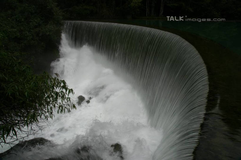 无人,横图,俯视,室外,白天,旅游,度假,美景,瀑布,森林,树林,水,植物,黄果树瀑布,中国,亚洲,飞溅,溅,液体,景观,水滴,枝条,娱乐,水珠,树,树木,树枝,绿色,自然,享受,休闲,景色,放松,生长,成长,喷洒,自然风光,东亚,贵州,贵州省,安顺,中华人民共和国,荔波大小七孔,安顺市,黔,西南地区,黔南,黔南州,黔南布依族苗族自治州,虬枝,枝杈,黄果树大瀑布,跌水,彩图,高角度拍摄,大小七孔,荔波,荔波县,荔波小七孔,镇宁布依族苗族自治县,镇宁县,shzyn1