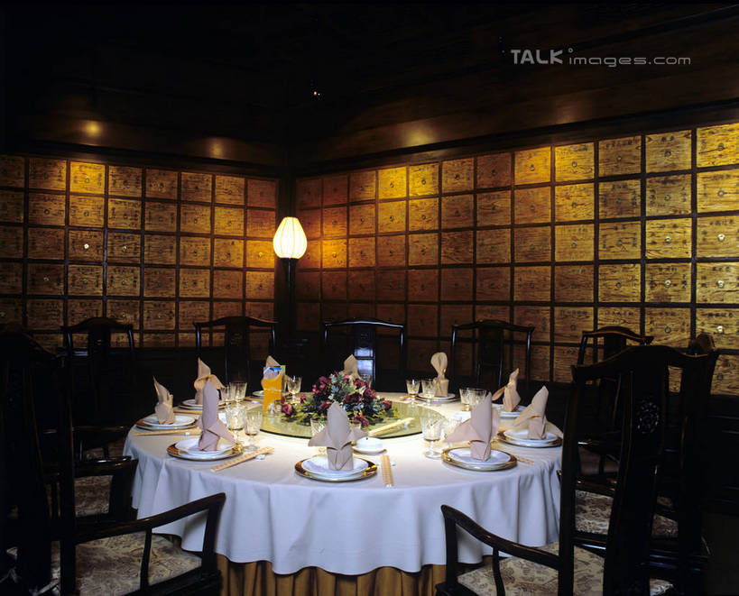 果汁,无人,餐厅,横图,室内,白天,正面,餐桌,桌子,椅子,照明,阴影,光线,壁灯,布料,影子,木椅,墙,灯光,饮品,布纹,顶灯,墙壁,墙面,灯,桌布,饮料,餐巾,灯具,台布,餐台,包厢,照亮,照明设备,可口,包房,适口,保洁方巾,口布,餐桌布,彩图,餐馆,饭店,饭馆,szzm1