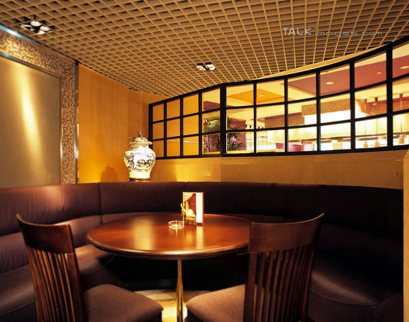 无人,餐厅,横图,室内,白天,正面,餐桌,沙发,桌子,照明,阴影,光线,木制,影子,墙,灯光,顶灯,墙壁,墙面,灯,木制品,灯具,餐台,照亮,照明设备,布艺沙发,彩图,餐馆,饭店,饭馆,szzm1