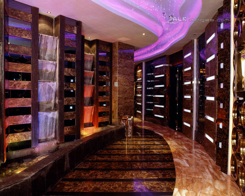 无人,横图,室内,白天,正面,照明,阴影,光线,瓷砖,地砖,影子,墙,走道,走廊,过道,灯光,地面,顶灯,墙壁,墙面,灯,灯具,照亮,照明设备,彩图,szzm1