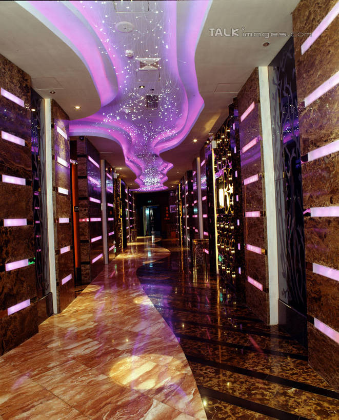 无人,竖图,室内,白天,正面,照明,阴影,光线,瓷砖,地砖,影子,墙,走道,走廊,过道,灯光,地面,顶灯,墙壁,墙面,灯,灯具,照亮,照明设备,彩图,szzm1