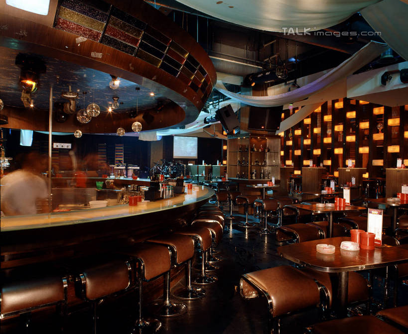 无人,酒吧,横图,室内,夜晚,正面,吧台,餐桌,桌子,椅子,阴影,装饰,光线,影子,木椅,墙,走道,走廊,过道,灯光,墙壁,墙面,服务台,餐台,华丽,修饰,点缀,衬托,美观,雅致,雅观,彩图,酒吧间,酒馆,酒吧台,szzm1