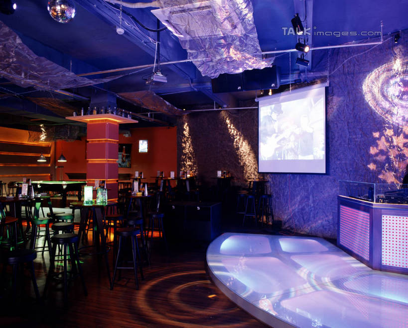 无人,横图,室内,白天,正面,显示器,餐桌,桌子,椅子,照明,阴影,盛开,光线,屏幕,影子,墙,灯光,花蕾,显示屏,顶灯,墙壁,墙面,灯,花,花瓣,花朵,鲜花,紫色,灯具,花苞,花蕊,餐台,ktv包厢,包厢,照亮,照明设备,歌厅,包房,输出设备,ktv包房,彩图,卡拉ok,szzm1