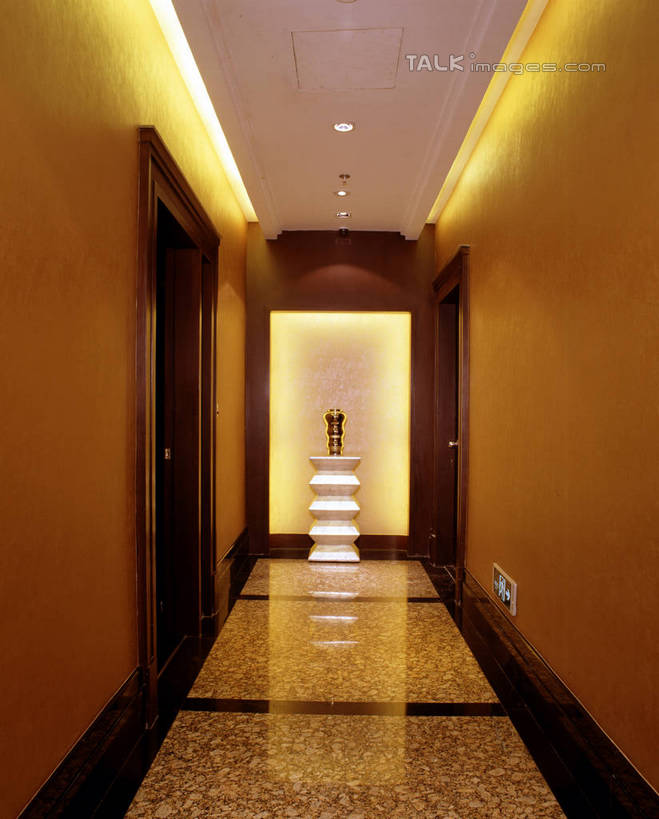 无人,竖图,室内,白天,正面,天花板,照明,阴影,光线,瓷砖,地砖,影子,墙,走道,走廊,过道,灯光,地面,顶灯,墙壁,墙面,灯,灯具,照亮,照明设备,彩图,szzm1