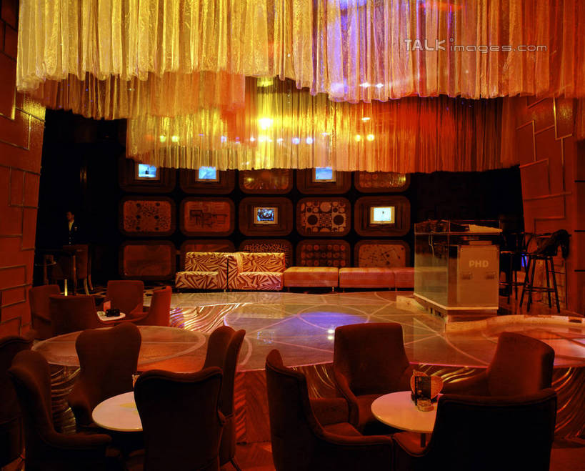 无人,横图,室内,夜晚,正面,聚会,奢侈,夜生活,显示器,沙发,照明,阴影,光线,壁灯,瓷砖,地砖,屏幕,影子,灯光,地面,娱乐,显示屏,灯,灯具,休闲,放松,夜店,照亮,照明设备,夜总会,布艺沙发,输出设备,彩图,szzm1