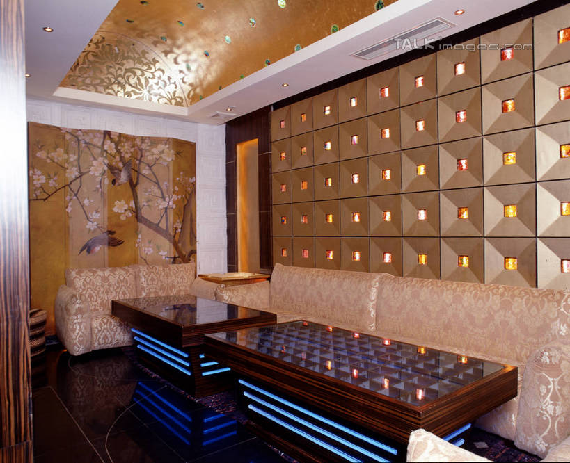 无人,横图,室内,白天,正面,聚会,奢侈,夜生活,餐桌,沙发,桌子,照明,阴影,光线,木制,影子,墙,灯光,娱乐,顶灯,墙壁,墙面,灯,木制品,灯具,休闲,放松,餐台,夜店,照亮,照明设备,夜总会,布艺沙发,彩图,szzm1