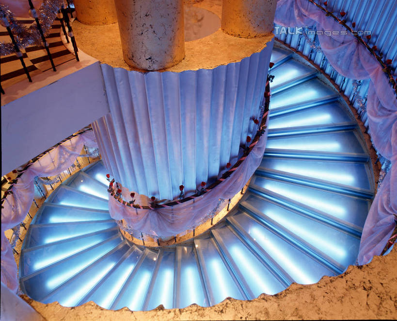 无人,栏杆,横图,室内,白天,正面,聚会,奢侈,夜生活,楼梯,阴影,光线,扶手,影子,柱子,阶梯,墙,灯光,娱乐,护栏,盘旋,墙壁,墙面,台阶,蓝色,休闲,放松,夜店,回旋,夜总会,扭转,彩图,szzm1