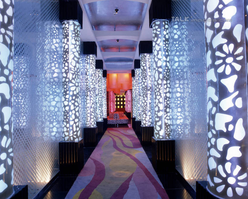 无人,横图,室内,白天,正面,消失点,聚会,奢侈,夜生活,照明,阴影,装饰,光线,纹路,纹理,影子,墙,走道,走廊,过道,灯光,娱乐,墙壁,墙面,灯,灯具,休闲,放松,夜店,华丽,修饰,照亮,点缀,照明设备,夜总会,地灯,肌理,衬托,美观,雅致,雅观,地埋灯,彩图,没影点,灭点,szzm1