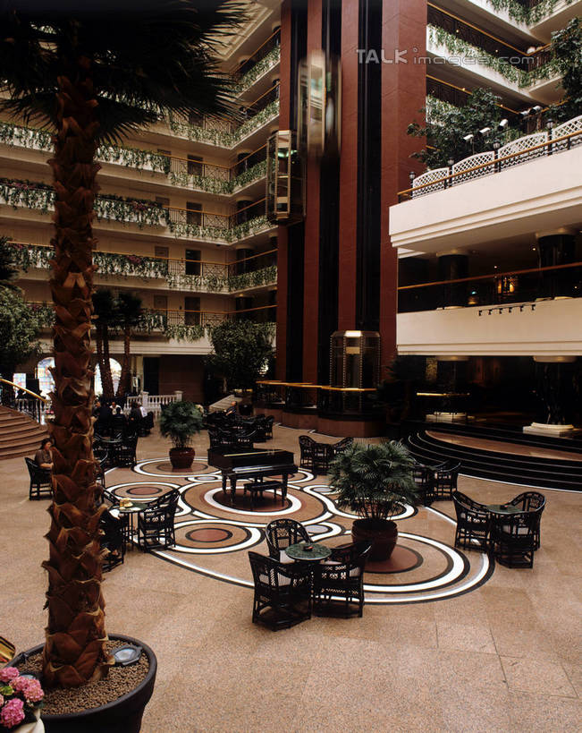 无人,宾馆,栏杆,竖图,室内,白天,正面,植物,沙发,酒店,阴影,反射,盆栽,影子,围栏,走道,走廊,过道,盆景,护栏,树,树木,绿色,自然,生长,成长,旅社,布艺沙发,盆景树,盆栽树,彩图,客店,客栈,旅店,旅馆,商旅,szzm1