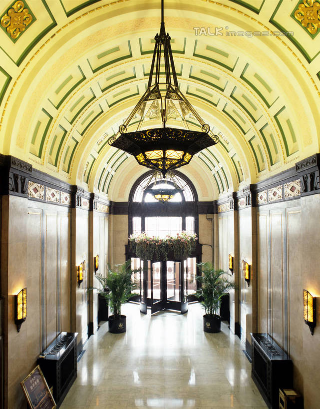 无人,宾馆,竖图,室内,白天,正面,植物,窗户,门,酒店,照明,阴影,反射,壁灯,瓷砖,地砖,盆栽,影子,走道,走廊,过道,灯光,盆景,地面,吊灯,玻璃窗,灯,树,树木,绿色,自然,灯具,门框,旋转门,生长,成长,旅社,照亮,照明设备,盆景树,盆栽树,彩图,客店,客栈,旅店,旅馆,商旅,szzm1