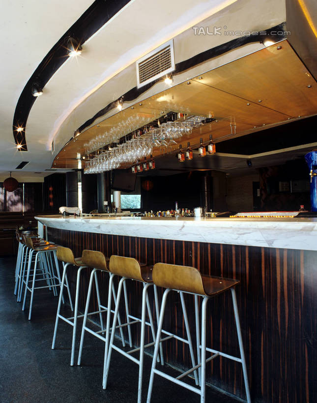 无人,酒吧,竖图,室内,白天,仰视,吧台,餐桌,天花板,桌子,椅子,照明,阴影,光线,影子,灯光,顶灯,灯,灯具,服务台,餐台,吧椅,照亮,照明设备,吧台椅,酒吧椅,彩图,低角度拍摄,酒吧间,酒馆,酒吧台,szzm1