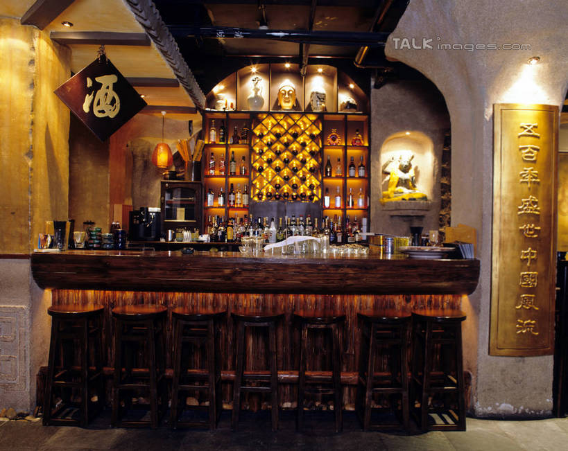 无人,酒吧,横图,室内,夜晚,正面,吧台,餐桌,桌子,椅子,照明,阴影,光线,壁灯,影子,墙,灯光,墙壁,墙面,灯,灯具,服务台,餐台,吧椅,照亮,照明设备,吧台椅,酒吧椅,彩图,酒吧间,酒馆,酒吧台,szzm1