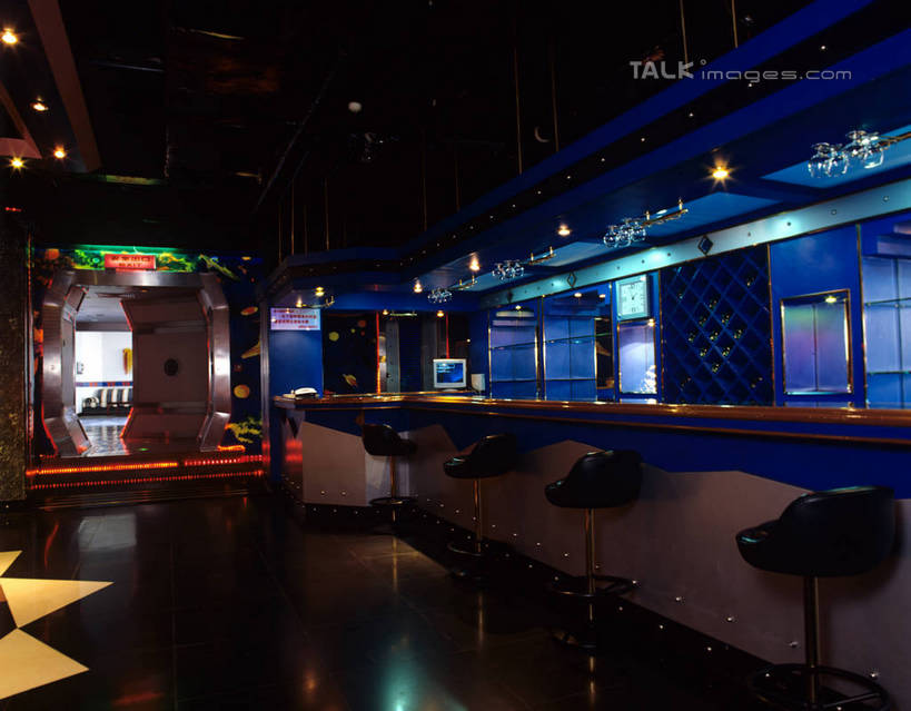 无人,横图,室内,夜晚,正面,吧台,餐桌,桌子,椅子,照明,阴影,光线,壁灯,瓷砖,地砖,影子,墙,走道,走廊,过道,灯光,地面,墙壁,墙面,灯,灯具,服务台,餐台,吧椅,照亮,照明设备,吧台椅,酒吧椅,彩图,酒吧台,szzm1