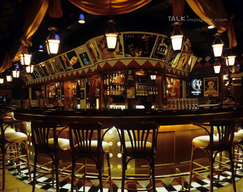 无人,酒吧,横图,室内,夜晚,正面,吧台,餐桌,桌子,椅子,照明,阴影,光线,壁灯,瓷砖,地砖,影子,灯光,地面,玻璃制品,灯,酒瓶,玻璃瓶,瓶子,灯具,服务台,餐台,吧椅,照亮,照明设备,吧台椅,酒吧椅,彩图,酒吧间,酒馆,酒吧台,szzm1