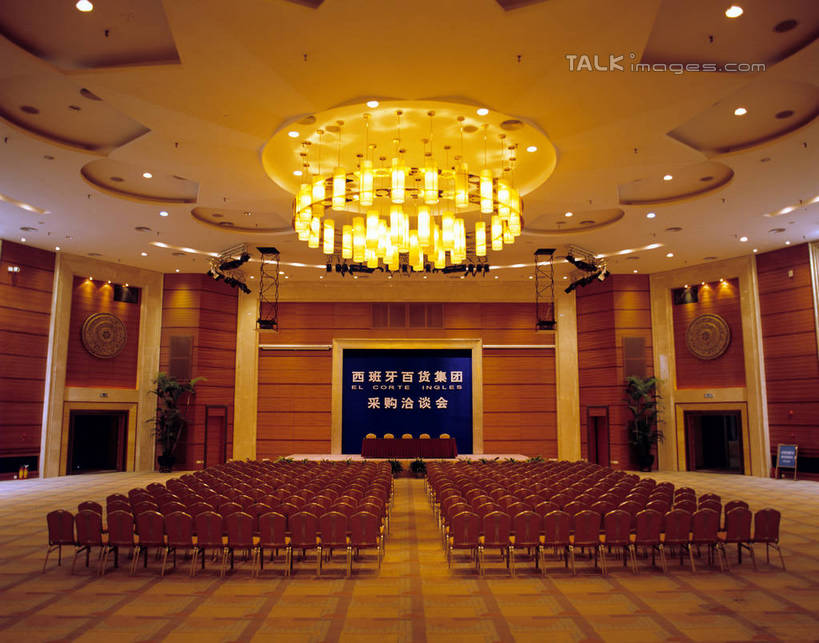 无人,会议室,横图,室内,白天,正面,时尚,天花板,椅子,照明,一排,许多,阴影,开会,整齐,并列,并排,会议,光线,影子,墙,灯光,水晶,很多,吊灯,水晶灯,墙壁,墙面,灯,排列,会议椅,灯具,会议厅,华丽,办公椅,照亮,照明设备,队列,高贵,水晶吊灯,平行,水晶制品,商务椅,培训椅,富丽,华美,彩图,水晶石,szzm1