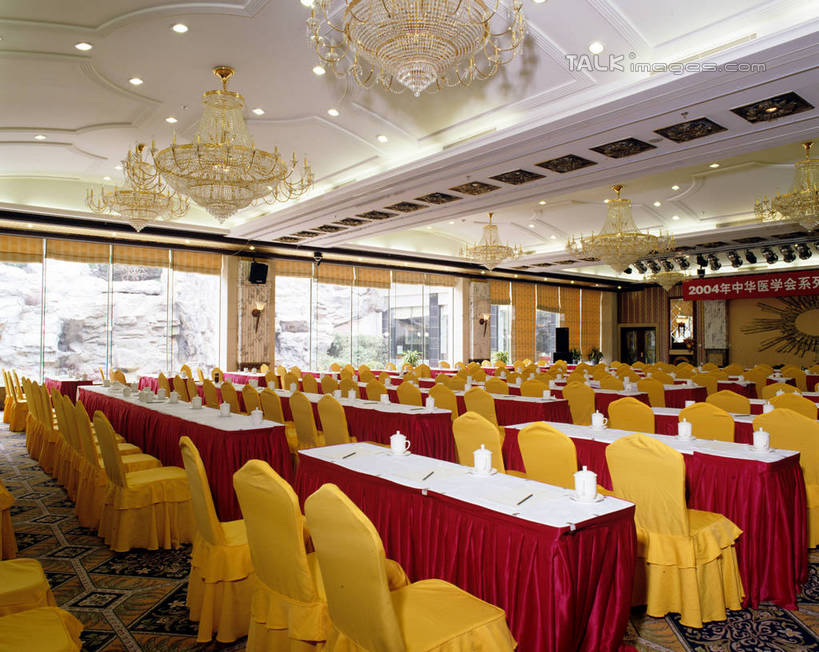 无人,办公室,会议室,横图,室内,白天,正面,植物,窗户,家具,桌子,杯子,椅子,照明,一排,许多,阴影,开会,整齐,并列,并排,会议,光线,盆栽,影子,陶瓷,办公桌,灯光,盆景,陶瓷制品,很多,吊灯,顶灯,玻璃窗,灯,排列,绿色,自然,会议椅,水杯,灯具,会议厅,生长,成长,办公椅,照亮,照明设备,队列,平行,办公家具,商务椅,培训椅,茶杯,彩图,szzm1