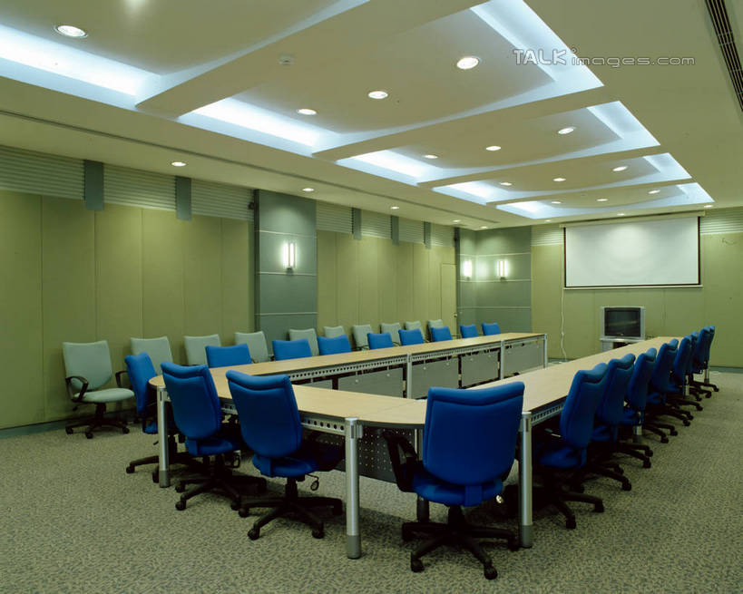 无人,办公室,会议室,横图,室内,白天,正面,显示器,家具,天花板,桌子,椅子,照明,一排,许多,阴影,开会,整齐,并列,并排,会议,光线,屏幕,影子,办公桌,墙,灯光,很多,显示屏,顶灯,墙壁,墙面,灯,排列,蓝色,会议椅,灯具,会议厅,办公椅,照亮,照明设备,队列,平行,输出设备,办公家具,商务椅,培训椅,彩图,szzm1