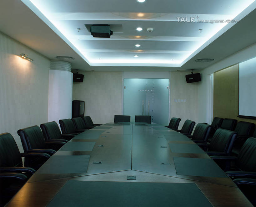 无人,办公室,会议室,横图,室内,白天,正面,家具,桌子,椅子,照明,一排,许多,阴影,开会,整齐,并列,并排,会议,光线,影子,办公桌,墙,灯光,很多,顶灯,墙壁,墙面,灯,排列,白色,会议椅,灯具,会议厅,办公椅,照亮,照明设备,队列,平行,办公家具,商务椅,培训椅,彩图,szzm1