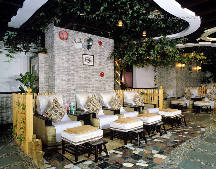 无人,横图,室内,白天,正面,绘画,靠垫,沙发,阴影,艺术,反射,瓷砖,地砖,影子,墙,长春藤,常春藤,靠枕,地面,古典,文化,墙壁,墙面,工艺品,垫子,枕头,品味,美术,高雅,挂画,布艺沙发,永恒,美学,不朽,忠实,洋常春藤,装饰画,彩图,常青藤,szzm1