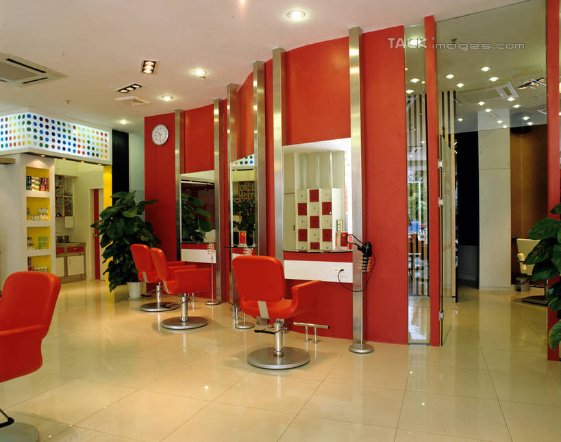 无人,商店,横图,室内,白天,正面,化妆,美容,植物,镜子,椅子,照明,阴影,反射,光线,瓷砖,地砖,盆栽,影子,走道,走廊,过道,灯光,盆景,地面,商铺,顶灯,灯,绿色,自然,灯具,生长,成长,理发店,照亮,镜像,梳妆镜,镜面,照明设备,美发店,美容店,光学,市肆,商号,彩图,店铺,剪发椅,理发椅,美发椅,液压椅,油压椅,szzm1