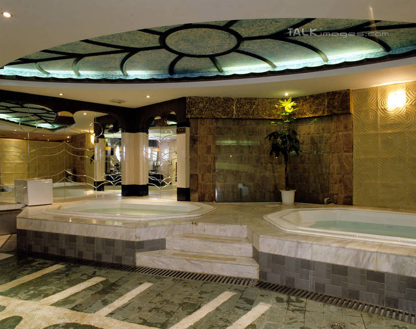 无人,横图,室内,白天,正面,按摩,美容,植物,楼梯,天花板,浴室,照明,护肤,阴影,光线,壁灯,瓷砖,地砖,盆栽,影子,阶梯,走道,走廊,过道,灯光,盆景,地面,台阶,灯,绿色,自然,灯具,保养,享受,休闲,放松,SPA水疗,保健,温泉浴场,生长,成长,照亮,照明设备,养颜,矿泉疗养地,彩图,水疗,公共浴室,szzm1