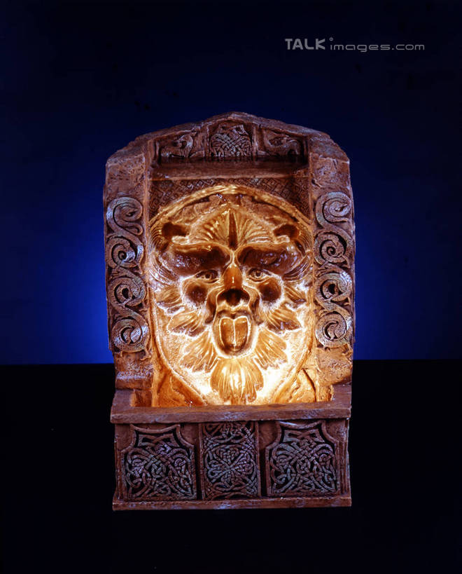 无人,竖图,室内,特写,白天,正面,静物,照明,雕塑,阴影,花纹,蓝色背景,艺术,装饰,光线,纹路,雕刻,雕像,纹理,影子,灯光,灯,工艺品,灯具,摄影,影棚,纪念,照亮,美术,照明设备,主题,陈列,肌理,功能,美学,彩图,影棚拍摄,拍摄,石灯,szzm1