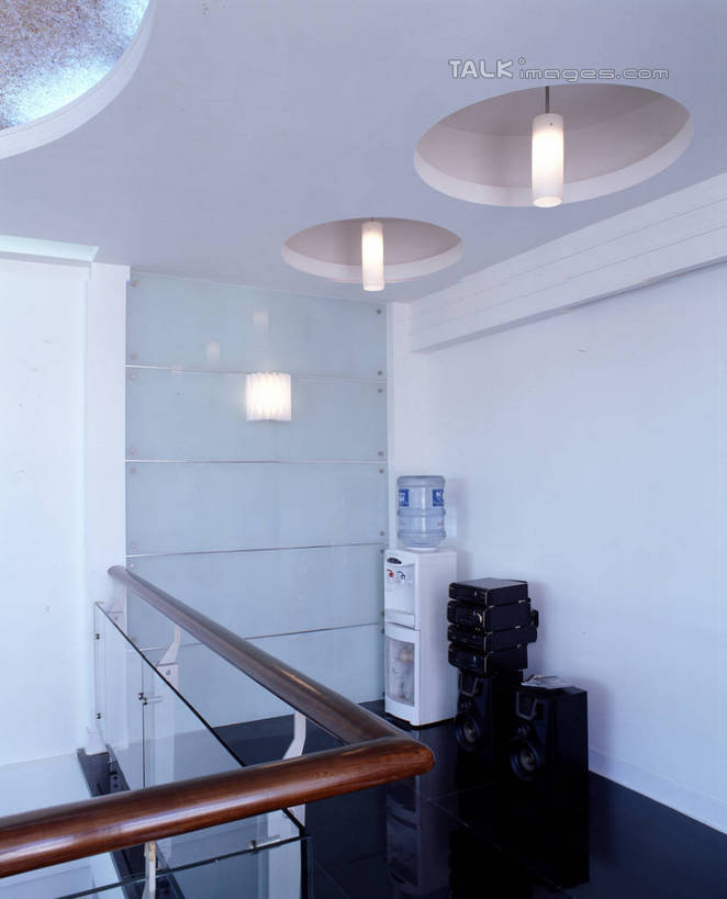 无人,家,栏杆,竖图,室内,白天,正面,水,别墅,家具,天花板,装修,建筑,照明,欧式,阴影,装饰,光线,电器,桶,液体,影子,塑料,房屋,墙,屋子,公寓,围栏,走道,走廊,过道,灯光,豪华,饮用水,建设,现代,装潢,洋房,护栏,楼房,顶灯,墙壁,墙面,住宅,灯,容器,塑料制品,灯具,室内装潢,纯净水,矿泉水,储藏,塑料桶,样板房,明亮,照亮,舒适,家电,家居装潢,家用电器,照明设备,饮水机,储存,桶装水,房屋设计,地中海风格,古典风格,简约风格,室内设计,蒸馏水,宽敞,样板房装潢,设计,彩图,房子,贮存,szzm1