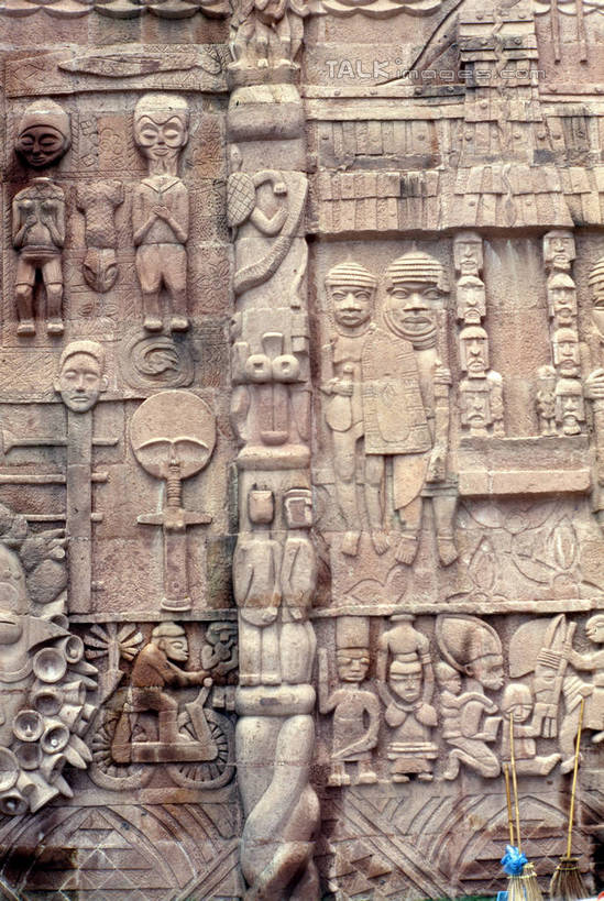 无人,竖图,室外,白天,正面,旅游,度假,名胜古迹,标志建筑,地标,建筑,雕塑,阴影,遗迹,艺术,装饰,光线,纹路,雕刻,雕像,纹理,影子,古迹,文物,娱乐,建设,古建筑,石雕,阳光,工艺品,享受,休闲,旅游胜地,放松,纪念,华丽,修饰,美术,点缀,玛雅,主题,陈列,古文明,肌理,功能,美学,衬托,美观,雅致,雅观,彩图,szzm1