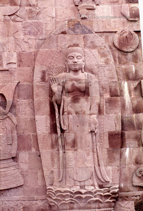 东方人,一个人,无人,站,竖图,室外,白天,正面,旅游,度假,绘画,名胜古迹,标志建筑,地标,建筑,雕塑,亚洲,仅一个男性,仅一个人,仅一个中年男性,握,阴影,节日,遗迹,艺术,装饰,光线,雕刻,雕像,浮雕,影子,注视,黄种人,古迹,文化,文物,娱乐,建设,古建筑,阳光,工艺品,观察,看,祈祷,站着,享受,休闲,健康,旅游胜地,放松,握着,许愿,宗教,信仰,观看,纪念,祈求,美术,察看,关注,主题,陈列,佛祖,古文明,佛陀,功能,美学,圣人,袍子,佛教创始者,乔达摩.悉达多,如来佛祖,释迦佛,释迦牟尼,我佛如来,平安,男人,男性,中年男性,亚洲人,画画,站立,彩图,全身,szzm1