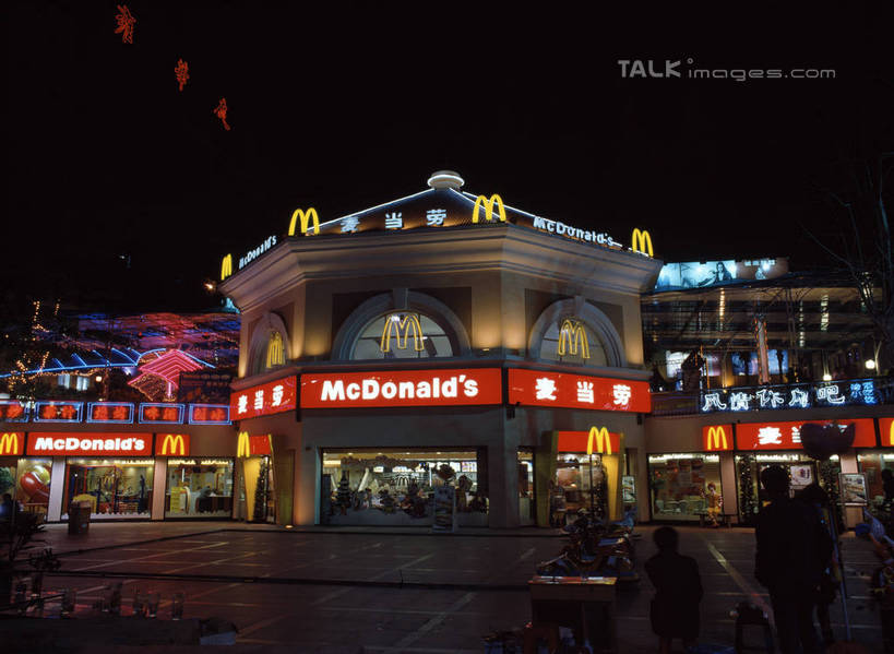 无人,餐厅,麦当劳,横图,彩色,室外,夜晚,正面,度假,美景,城市风光,城市,霓虹灯,夜景,雕塑,上海,中国,亚洲,阴影,艺术,装饰,光线,英文,标志,雕刻,雕像,文字,影子,字符,字母,景观,灯光,七彩,娱乐,光源,标识,霓虹,灯,工艺品,南京路,享受,休闲,景色,放松,南京路步行街,纪念,英文字母,快餐店,美术,申,照明设备,主题,陈列,黄浦区,东亚,上海市,中华人民共和国,沪,华东地区,功能,美学,氖灯,彩图,餐馆,饭店,饭馆,szzm1