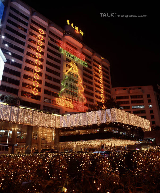 无人,宾馆,竖图,彩色,室外,夜晚,仰视,度假,美景,城市风光,城市,道路,路,霓虹灯,夜景,公路,深圳,中国,亚洲,阴影,光线,影子,景观,灯光,七彩,交通,娱乐,光源,霓虹,灯,享受,休闲,景色,放松,照明设备,东亚,广东,鹏城,广东省,中华人民共和国,华南地区,氖灯,粤,深圳市,马路,彩图,低角度拍摄,客店,客栈,旅店,旅馆,旅舍,szzm1