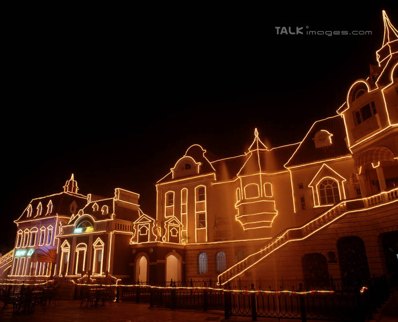 无人,横图,彩色,室外,夜晚,仰视,旅游,度假,标志建筑,地标,建筑,霓虹灯,夜景,深圳,中国,亚洲,阴影,光线,影子,堡垒,城堡,灯光,七彩,娱乐,光源,建设,霓虹,灯,享受,休闲,旅游胜地,放松,照明设备,要塞,东亚,广东,鹏城,广东省,中华人民共和国,华南地区,氖灯,粤,深圳市,设防,彩图,低角度拍摄,szzm1